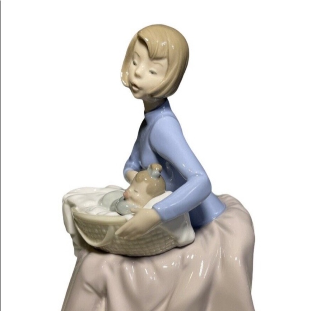 Nao Lladro #1214 “Bundle of Love”.